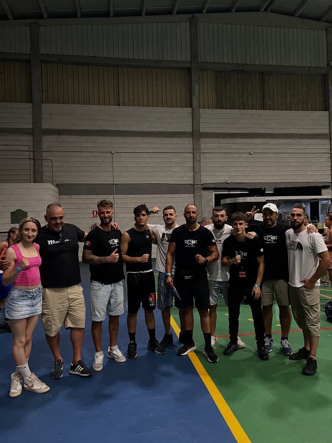 Grupo de socios y entrenadores del club en el tatami del local