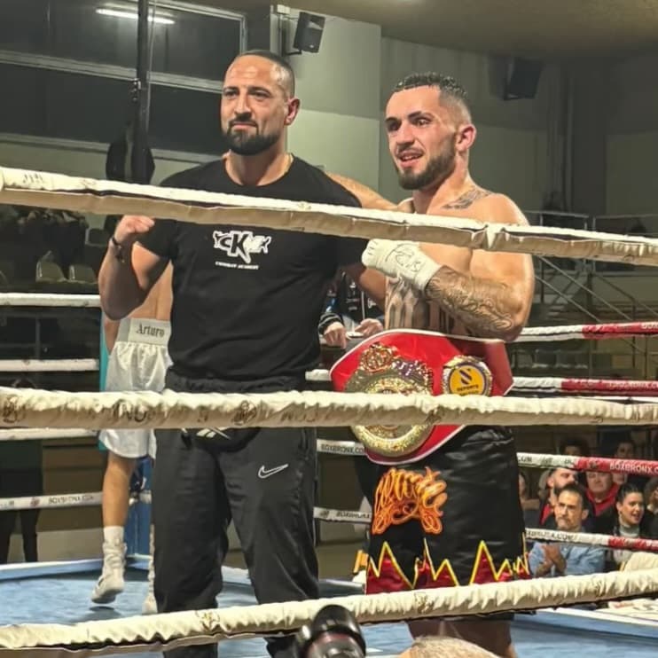 Entrenadores del club junto al ring del local de Mos