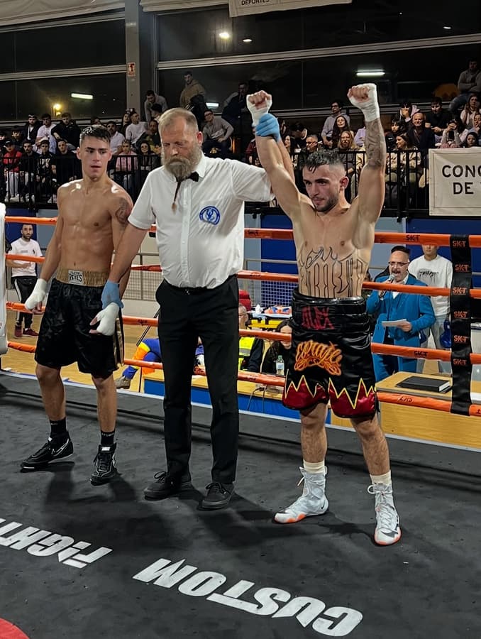 El árbitro sujeta a los dos boxeadores antes de anunciar el resultado
