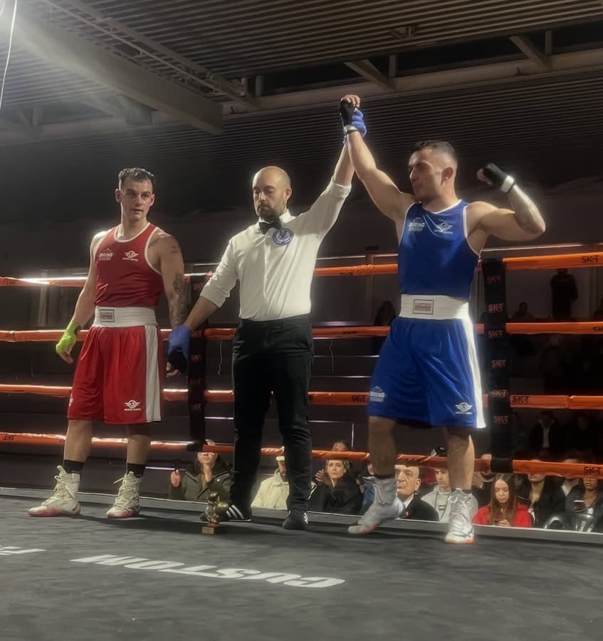 Boxeadora del club recibiendo la victoria en el centro del ring