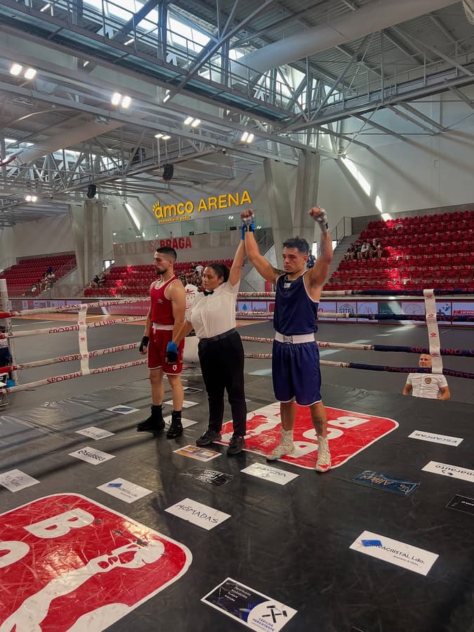 Combate en el ring durante una velada de boxeo