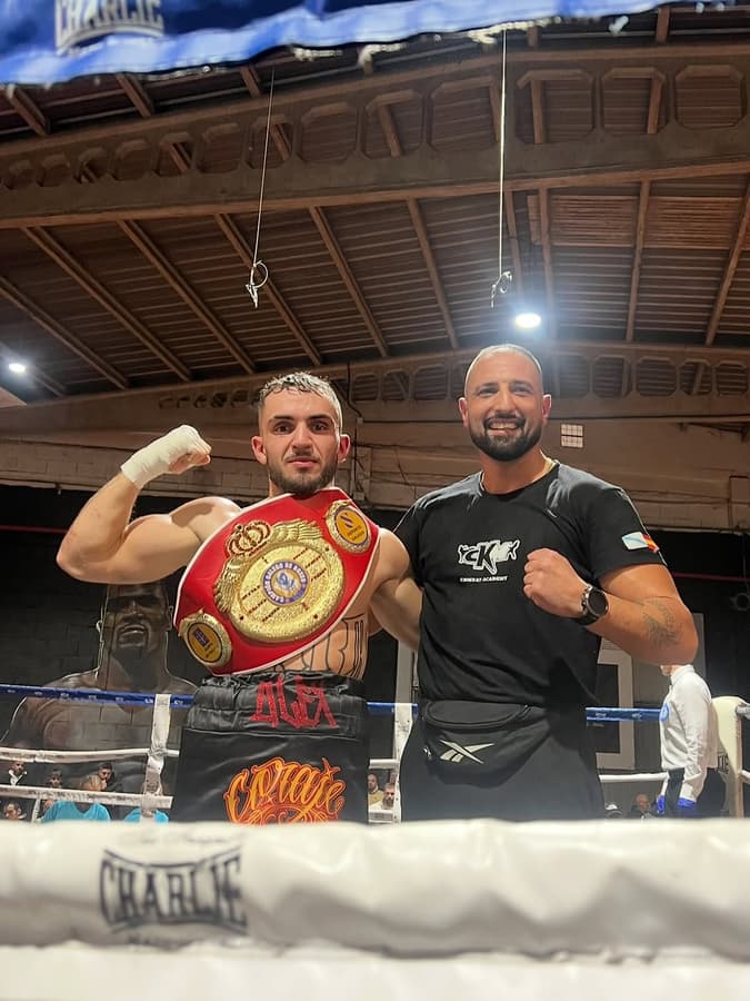 Alex Coraje Castro con el cinturón de campeón gallego junto a su entrenador